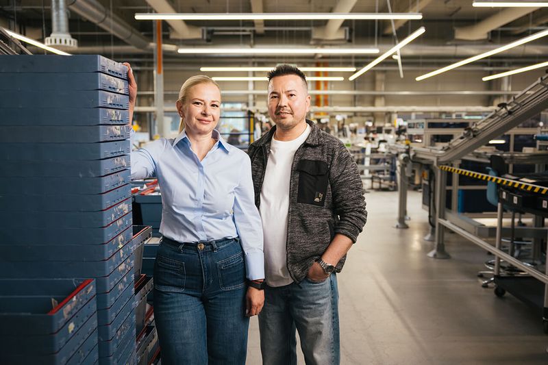Zwei Apollo-Mitarbeitende in der Produktionshalle des TechCentre.