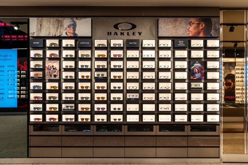 Beleuchtete Oakley-Präsentationswand für Sport- und Lifestyle-Brillen