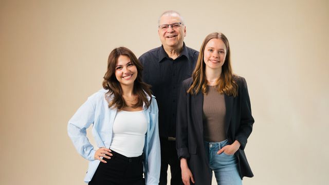 Drei lächelnde Apollo-Teammitglieder unterschiedlicher Generationen.