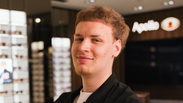 Porträt eines jungen Apollo-Auszubildenden direkt in der Filiale.
