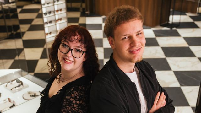 Zwei Auszubildende im Verkaufsraum einer Apollo-Filiale.