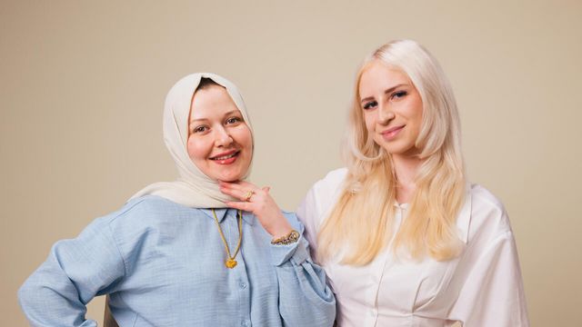 Porträt zweier Mitarbeiterinnen mit Kopftuch und blonden Haaren.