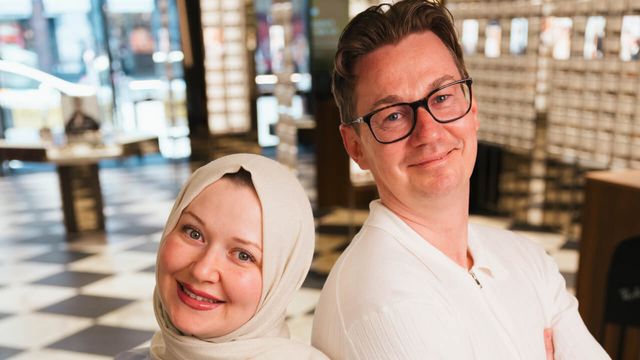 Zwei Apollo-Mitarbeitende im Verkaufsraum einer Filiale.