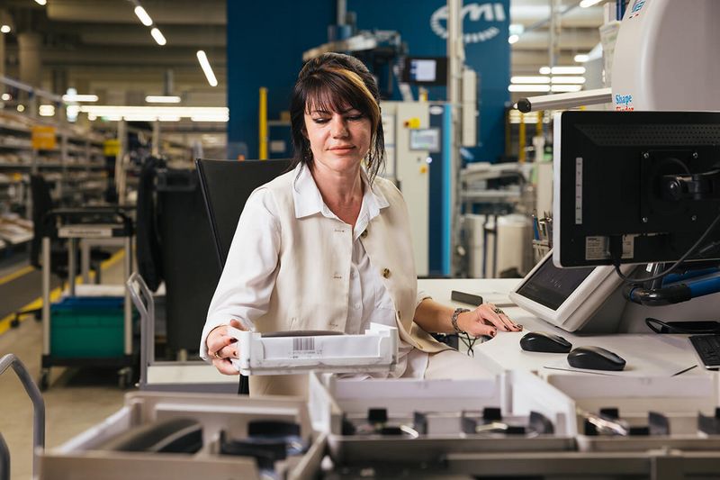 Apollo-Mitarbeiterin an einer Prüfstation im TechCentre.