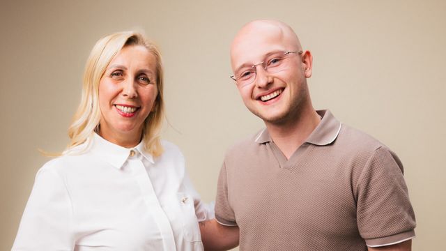 Zwei lächelnde Apollo-Teammitglieder vor beigem Hintergrund.
