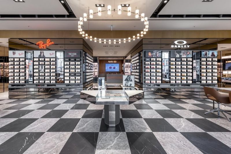 Zentraler Verkaufsraum des Flagshipstores Hamburg mit Ringleuchte.
