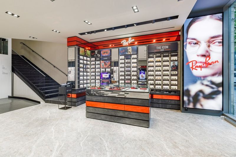 Ray-Ban Markenbereich und Treppe im Flagshipstore Nürnberg.