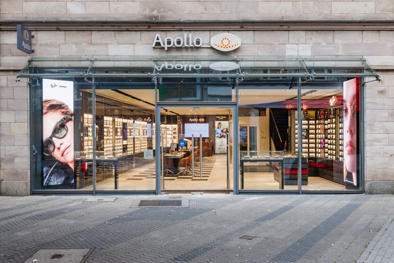 Schaufensterfront des Apollo Flagshipstores in Nürnberg.