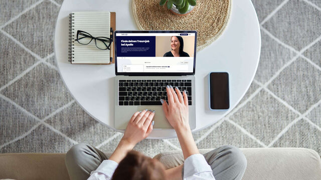 Person am Laptop sucht Jobs auf der Apollo-Karriereseite.