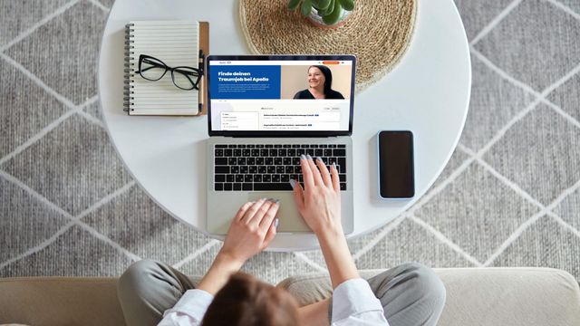 Person am Laptop sucht Jobs auf der Apollo-Karriereseite.