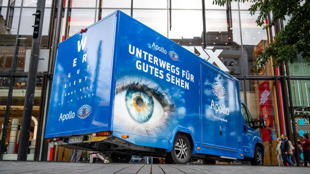 Apollo-Promotion-Truck mit Aufschrift 'Unterwegs für gutes Sehen'.