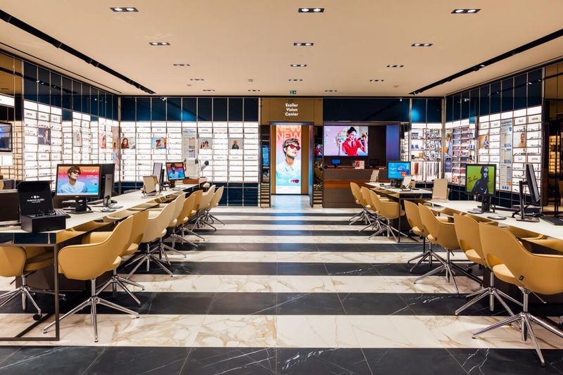Beratungsbereich und Essilor Vision Center im Flagshipstore München.