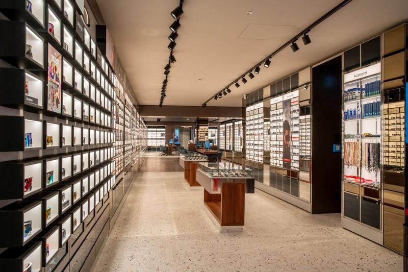 Präsentationsgang mit Oakley-Sonnenbrillenwand und Glasvitrinen im Flagshipstore Düsseldorf.