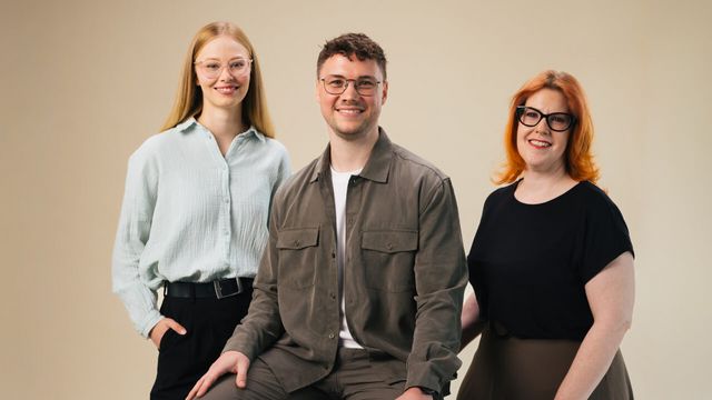 Drei Apollo-Teammitglieder mit unterschiedlichen Brillen vor beigem Studiohintergrund.