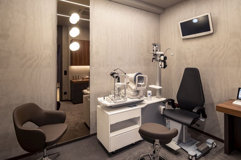 Optometrischer Untersuchungsraum mit Messgeräten.