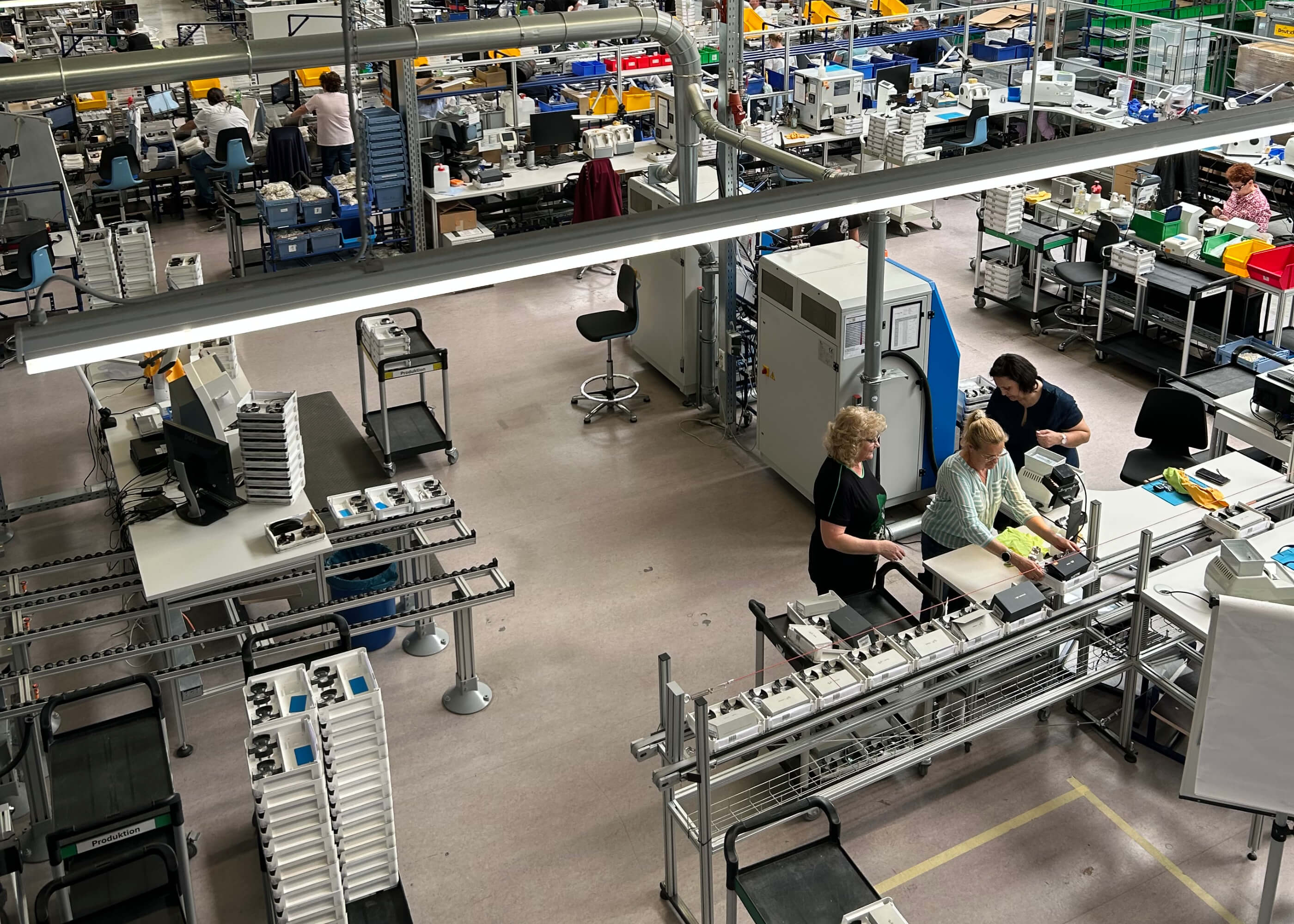Brillenfertigung an Arbeitsplätzen im Apollo TechCentre.