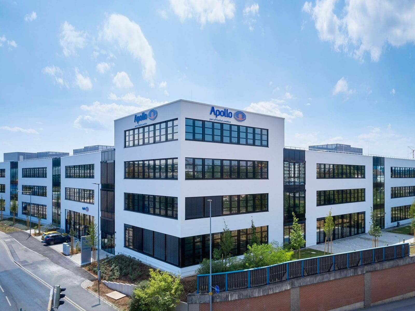 Außenansicht des modernen, weißen Apollo Hauptquartiers in Schwabach.